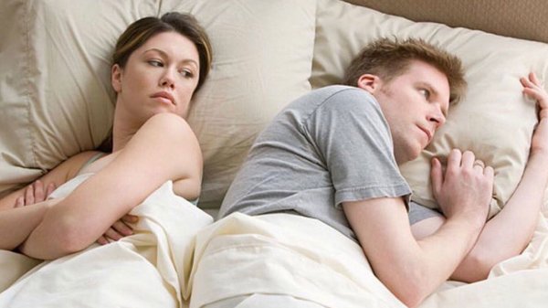 couple-thinking-in-bed